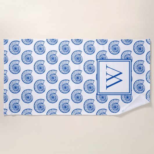 Monogram van blauwe en witte schelpen langs de kus strandlaken (Voorkant)