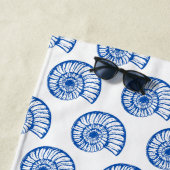 Monogram van blauwe en witte schelpen langs de kus strandlaken (In situ)