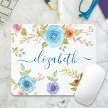 Monogram van Chic boho blue waterverf Muismat<br><div class="desc">Turquoise blauw, rode en oranje waterverf bloemen en marvy blue script bedekken een witte achtergrond op deze prachtige, rustige, romantische, florale douanenaam mousepad. Voeg jouw naam toe aan personaliseren. Maakt een stijlvolle en stijlvolle verklaring telkens als u het gebruikt. Een geweldig cadeau voor een vriend, maar ook voor jezelf. Typ...</div>