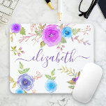 Monogram van Chic boho paarse waterverf Muismat<br><div class="desc">Turquoise blauw, paars, roze en periwinkle waterverf bloemen en donkere paarse cassis scripttypografie bedekken een witte achtergrond op deze prachtige, rustige, romantische, florale douanenaam mousepad. Voeg jouw naam toe aan personaliseren. Maakt een stijlvolle en stijlvolle verklaring telkens als u het gebruikt. Een geweldig cadeau voor een vriend, maar ook voor...</div>