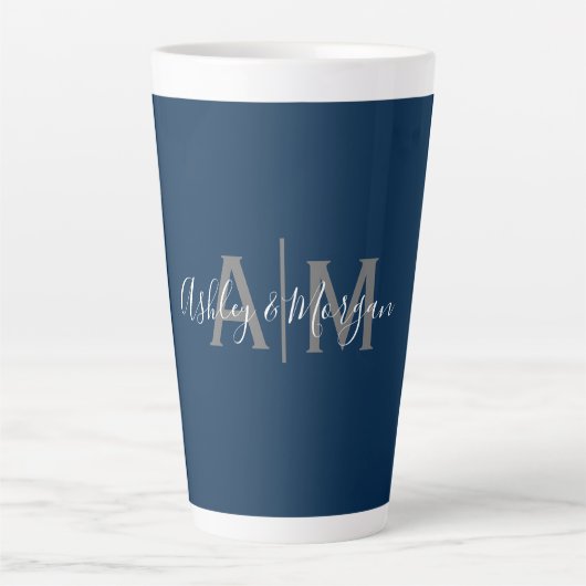 Monogram van de moderne grijze en blauwe paar latte mok (Voorkant)