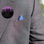 Monogram van de paarse glitter van de feestdag ronde button 3,2 cm<br><div class="desc">Een girale en trendy knoop voor een 50e (of om het even welke leeftijd) verjaardagsfeestje. Een elegante zwarte achtergrond met paarse faux glitterdruppels. Pas een datum en naam/leeftijd 50 aan en voeg deze toe. Paarse gekleurde letters. Ideaal voor de partij als een gunst of Save the Date, herinnering voor uw...</div>
