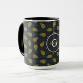 Monogram van de retro black gold pineappelpatronen mok (Voorkant links)