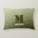 Monogram van het groene, geometrisch maaspatroon v accent kussen<br><div class="desc">Monogram personaliseer met uw douane initiaal en naam. Driehoeken ombre van het groene verloopgeometrische gaaspatroon. Driehoek geometrische mazen met licht donkergrijze groene ombre gradiënt. leger,  leger,  patroon,  maas,  mazen,  driehoeken,  geometrie,  geometrisch,  gradiënt,  cool,  driehoek,  groen</div>