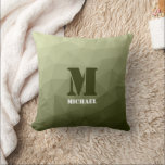 Monogram van het groene, geometrisch maaspatroon v kussen<br><div class="desc">Monogram personaliseer met uw douane initiaal en naam. Driehoeken ombre van het groene verloopgeometrische gaaspatroon. Driehoek geometrische mazen met licht donkergrijze groene ombre gradiënt. leger,  leger,  patroon,  maas,  mazen,  driehoeken,  geometrie,  geometrisch,  gradiënt,  cool,  driehoek,  groen</div>