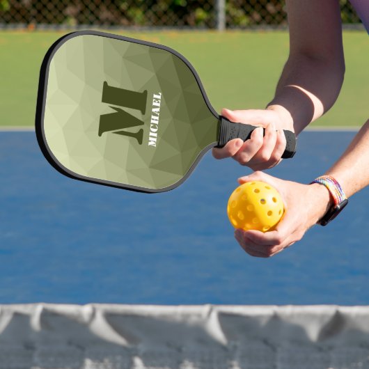 Monogram van het groene, geometrisch maaspatroon v pickleball paddle (Insitu)