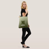 Monogram van het groene, geometrisch maaspatroon v tote bag (Op model)