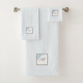 Monogram van het Manuscript Blue Stripe Fleur de L Bad Handdoek (Insitu)
