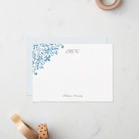 Monogram van het Manuscript Blue Stripe Fleur de L Notitiekaartje (Voorkant / Achterkant in situ)