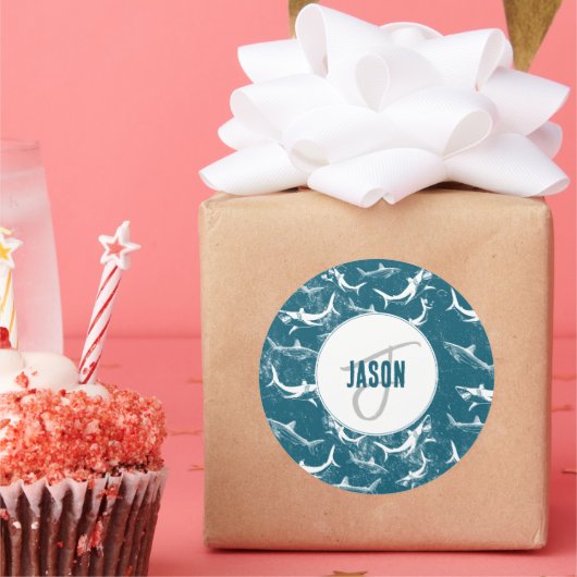 Monogram van het patroon van het Blauwe Shark Ronde Sticker (Feest)