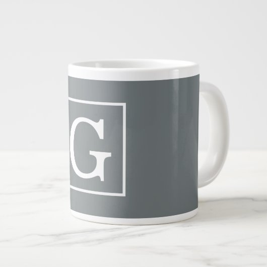 Monogram van het witte Initiaal van de Kool Gray Grote Koffiekop (Voorkant rechts)