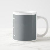 Monogram van het witte Initiaal van de Kool Gray Grote Koffiekop (Rechts)