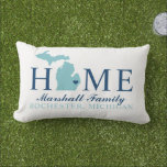 Monogram van Michigan Home Aqua en Aangepast gezin Buitenkussen<br><div class="desc">Stijlvolle welkomstkussens bevatten "Home"-tekst met een Michigan-staatskaart en aangepaste tekst die kan worden gepersonaliseerd met uw familienaam en de stad,  waar u woont. De hartstedenmarkering kan via Gepersonaliseerd naar de juiste locatie worden verplaatst. Horizontale strepen maken de achterkant omhoog. Navy blauw,  aqua blauw en witte kleuren.</div>