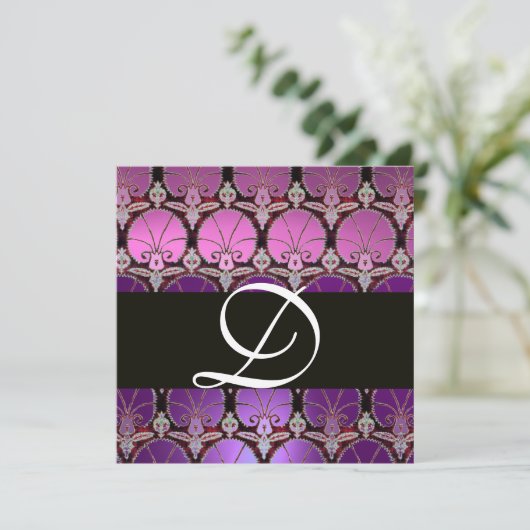 MONOGRAM VAN PAARSE VIOLET ZWARTE DAMASKCARNATIES KAART (Staand voorkant)