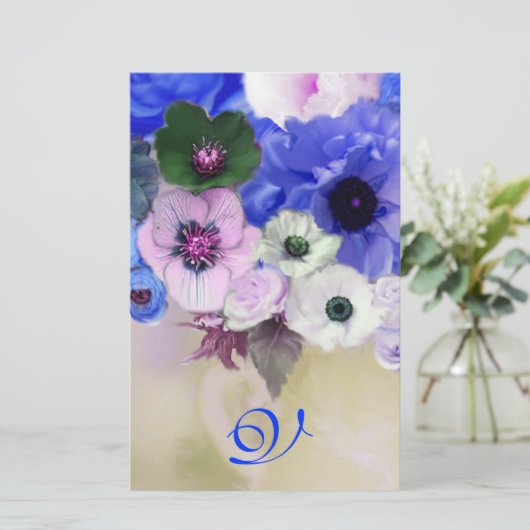 MONOGRAM VAN WITTE BLAUWE ROZEN EN ANEMONSENSTROME BRIEFPAPIER (Staand voorkant)