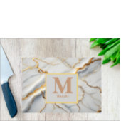Monogram van witte marmer en gouden ader snijplank