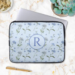Monogram Vergeet me niet Blue Floral Waterverf Laptop Sleeve<br><div class="desc">Introductie van ons Monogrammed Forget Me Not Blue Floral Waterverf Electronic Hoesje! Met een charmante vergeet-mij-niet-waterverf op een serene blauwe achtergrond. Personaliseer het met je initialen voor een vleugje bloemenelegantie.</div>