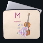 Monogram Violin, balletschoenen en Butterflies Laptop Sleeve<br><div class="desc">Een laptophoes met een zacht vrouwelijk design. Voorbeeld met een waterverf afbeelding van een houten viool,  een paar roze balletpannen rusten erop en versierd met bloemen en vlinders. Plaats op een roze perzikkleurige achtergrond. Personaliseer met een monogram initiaal en een naam.</div>
