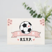 Monogram Voetbal Bruiloft RSVP Kaart met Roze Hart (Staand voorkant)