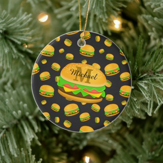 Monogram voor de rotte en leuke yummy-hamburger keramisch ornament (Boom)