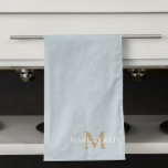 Monogram voor gepersonaliseerde naam theedoek<br><div class="desc">Moderne,  elegante en trendy keukenhanddoek die hier in stoffig blauw met geelbruin monogram en witte naamtypografie wordt getoond. De kleuren kunnen aan uw het kiezen worden aangepast</div>