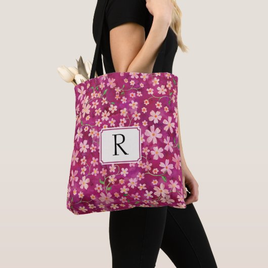 Monogram voor haar vrolijke bloemenroze en Roos Tote Bag (Dichtbij)