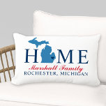 Monogram voor Michigan Home Red en Blue Custom Buitenkussen<br><div class="desc">Stijlvolle welkomstkussens bevatten "Home"-tekst met een Michigan-staatskaart en aangepaste tekst die kan worden gepersonaliseerd met uw familienaam en de stad, waar u woont. De marmer van de navy blue hartstad kan via Gepersonaliseerd worden verplaatst naar de juiste locatie. Horizontale strepen maken de achterkant omhoog. Rood, wit, blauw en jaloezie kleuren....</div>