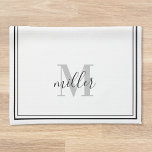 Monogram voor moderne zwarte Lijst Theedoek<br><div class="desc">Aangepast ontworpen moderne handdoeken voor zwarte keuken met gepersonaliseerde familienaam monogram in moderne handkalligrafie.</div>