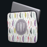 Monogram voor veren en pijlen laptop sleeve<br><div class="desc">Een geschenk met een patroon van veren en pijlen. Personaliseer je monogram.</div>