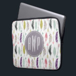 Monogram voor veren en pijlen laptop sleeve<br><div class="desc">Een geschenk met een patroon van veren en pijlen. Personaliseer je monogram.</div>