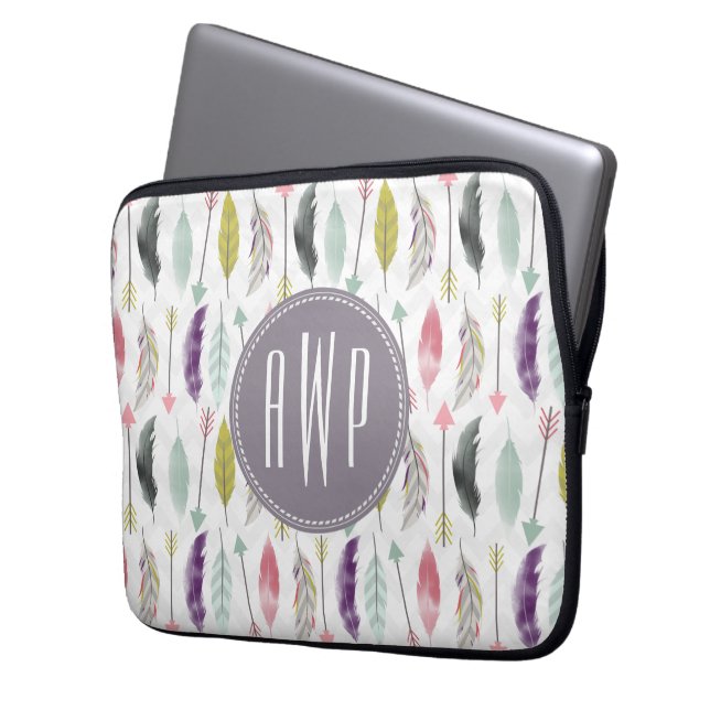 Monogram voor veren en pijlen laptop sleeve (Voorkant Links)