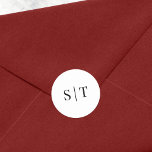 Monogram voor zwart-witbruiloft ronde sticker<br><div class="desc">Deze monogram bruiloft sticker beschikt over de initialen van het bruidspaar in het zwart tegen een witte achtergrond kleur. Personaliseer het door de tekst van de tijdelijke aanduiding te vervangen. Voor meer opties, zoals het wijzigen van het lettertype, de grootte en de afstand tussen de letters klikt u op de...</div>