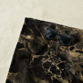 Monogram voor zwarte en goudmarmer strandlaken (In situ)