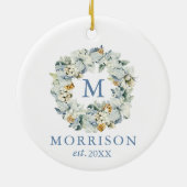 Monogram Waterverf Dusty Blue Floral Wreate Keramisch Ornament (Achterkant)