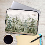 Monogram Waterverf Groene dennenbos op de berg Laptop Sleeve<br><div class="desc">Bescherm uw laptop in stijl met onze Waterverf Green Pine Forest on Mountain Laptop Sleeve - een vleugje rustiek avontuur voor liefhebbers van naturen.</div>