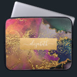 Monogram waterverf marmer goud paarse blauw groen laptop sleeve<br><div class="desc">Een sparkly, faux gold folie band met uw script typografie naam bedekt een rijke, goudgeaderde, navy blauw, jager groen, roze, en paarse waterverf achtergrond op deze elegante, trendy, meisjesachtige, aangepaste naam neopreen laptop sleeve. Maakt elke keer dat u het gebruikt een leuke en stijlvolle uitspraak. Deze laptophoes is verkrijgbaar in...</div>