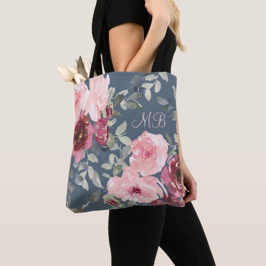 Monogram Waterverf Roze Bourgondië Modern Floral Tote Bag (Dichtbij)