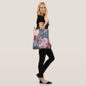 Monogram Waterverf Roze Bourgondië Modern Floral Tote Bag (Op model)