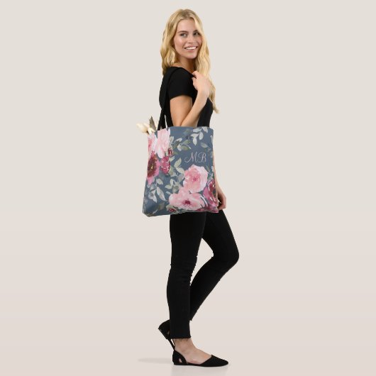 Monogram Waterverf Roze Bourgondië Modern Floral Tote Bag (Op model)