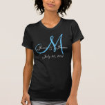 Monogram Weddenschap Blauw & Wit T-shirt<br><div class="desc">Monogram bruiloft aankondiging Elegant T-Shirt. Kleine maar elegante manier om uw bruiloft met uw initiaal,  namen en datum in de hoogste linkerhoek van het shirt te documenteren. U kunt de kleuren kiezen en natuurlijk aanpassen met uw persoonlijke gegevens.</div>