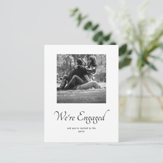 Monogram Weddenschap Foto Uitnodiging (Staand voorkant)