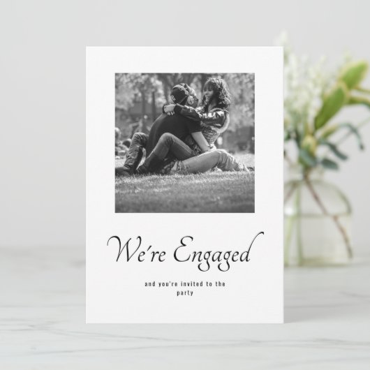 Monogram Weddenschap Foto Uitnodiging (Staand voorkant)