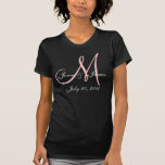 Monogram Weddenschap Roze & Witte T-shirt<br><div class="desc">Monogram bruiloft aankondiging Elegant T-Shirt. Kleine maar elegante manier om uw bruiloft met uw initiaal,  namen en datum in de hoogste linkerhoek van het shirt te documenteren. U kunt de kleuren kiezen en natuurlijk aanpassen met uw persoonlijke gegevens.</div>