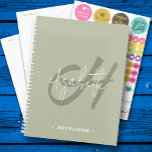 Monogram wekelijks maandelijks planner<br><div class="desc">Deze spiraalgebonden planner heeft een groen monogram initiaal en je voornaam in het wit op een wijze groene achtergrond. Kies ZACHT of HARD HOESJE en de kleur van uw spiraalvormige wervelkolom. Inclusief maandelijkse en wekelijkse planningsruimte,  60 pagina's en 12 maanden. Plezier voor jezelf of creëer als cadeau.</div>