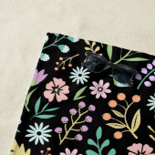 Monogram Whimsical Flowers op Black Beach Towel Strandlaken (In situ)