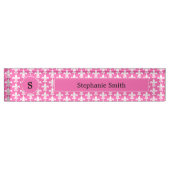 Monogram White en Hot Pink Fleur de Lis Pattern Naambordje (Voorkant)