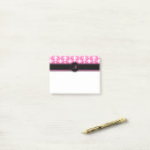 Monogram White en Hot Pink Fleur de Lis Pattern Post-it® Notes (Op bureau)