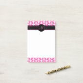 Monogram White en Hot Pink Fleur de Lis Pattern Post-it® Notes (Op bureau)
