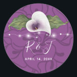 Monogram White en Paarse Calla Lily Wedding Ronde Sticker<br><div class="desc">Creëer uw eigen elegante calla lily stickers die gepersonaliseerd zijn met uw kalligrafiemanusmonogram initialen en trouwdatum. De kunst van de rustige waterverf van Raphaela Wilson portretteert een hartvormige witte en paarse dadelbloem met gouden stamen, groene bladeren en romantische snaarlichten. De achtergrond is een mooie schaduw van diep paars voorzien van...</div>