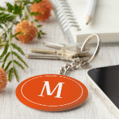 Monogram White op Bright Oranje Sleutelhanger (Zijkant)